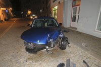 Alkohol dal řidiči "bavoráku" křídla: Auto vzlétlo a napasovalo se do stěny domu