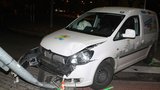 Jako neřízená střela: Opilec (25) vjel v Kyjově na chodník, rozstřelil lampu