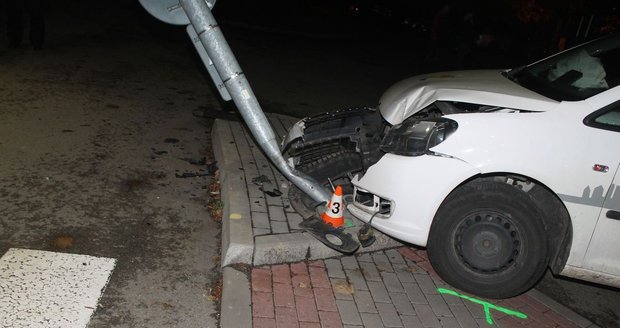 Jako neřízená střela. Opilý šofér s 2,5 promile se vydal na cestu Kyjovem. Skončil na chodníku, kde rozstřelil lampu.