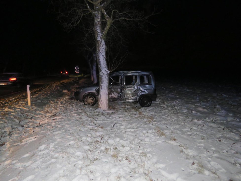 Narval to opilý autem do stromu a pomáhat mu musel kolemjedoucí: Krvácející řidič se snažil schovat před přivolanou policií.