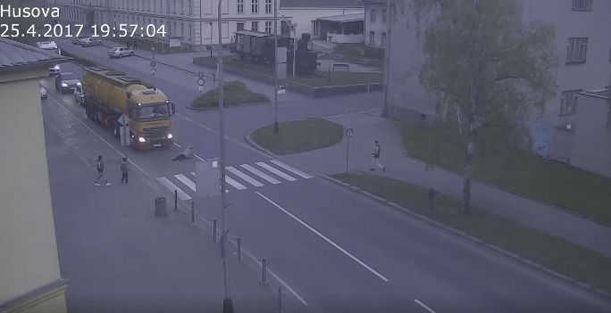 Ženu v Přerově měl srazit kamion na přechodu: Ve skutečnosti opilá žena jen upadla před zastavený vůz.