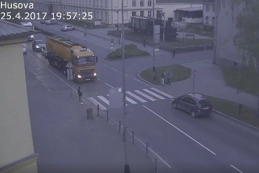 Ženu v Přerově měl srazit kamion na přechodu: Ve skutečnosti opilá žena jen upadla před zastavený vůz.