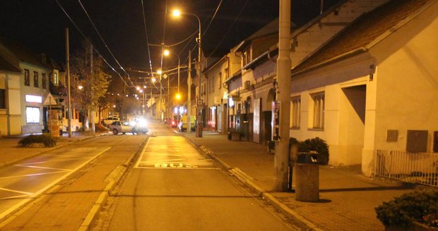 Opilý řidič (43) si v Brně hrál na závodníka: Před policisty zboural značku, sloup a narazil do domu 