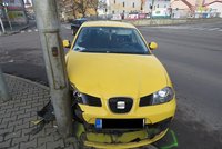 Opilá pod obraz! »Řidička« (57) se třemi promile narvala auto v poledne do sloupu