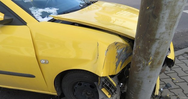 Řidička (57) bourala v pondělí před polednem v centru Znojma. Policisté jí naměřili v dechu přes tři promile alkoholu.