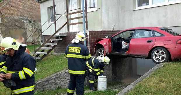 Opilý řidič s 3 promile zaparkoval v neděli odpoledne v Jevišovce na Břeclavsku vskutku originálně.