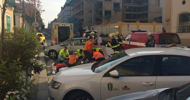 Motorkář (†34) vletěl do auta tureckého velvyslance: Po převozu do nemocnice zemřel