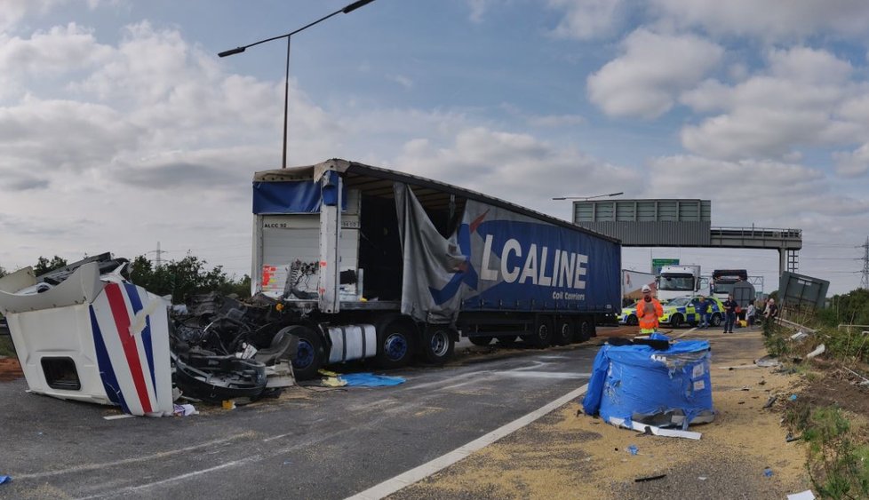 Nehoda na anglické dálnici uvěznila desítky lidí v autech. IKEA jim dovolila přečkat noc v jejich obchodě