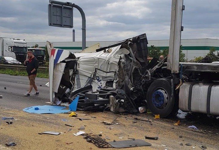 Nehoda na anglické dálnici uvěznila desítky lidí v autech. IKEA jim dovolila přečkat noc v jejich obchodě