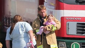 Foto z místa anglické nehody: Hasič nese miminko z jednoho z nabouraných vozů