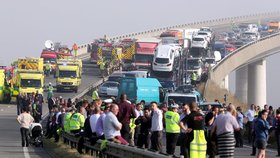 K nehodě došlo kvůli husté mlze, která padla na hrabství Kent. A samozřejmě i kvůli neopatrnosti řidičů