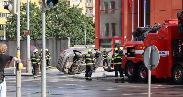 Nehoda na křižovatce Argentinské a Plynární zaměstnala všechny složky IZS. Auto po nárazu leželo na střeše.