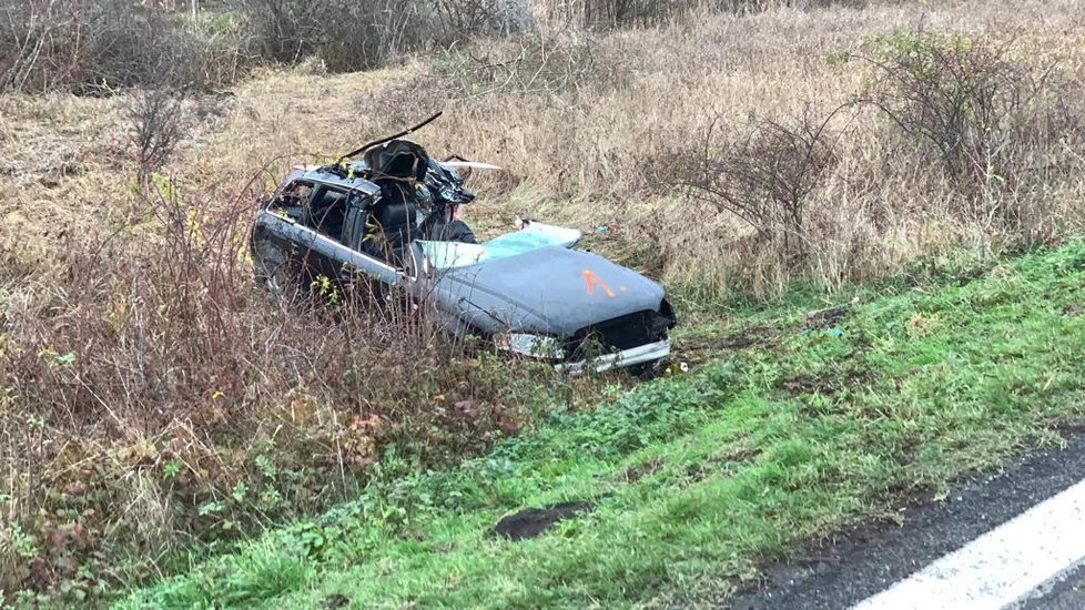 Auto skončilo několik metrů od silnice pod svahem