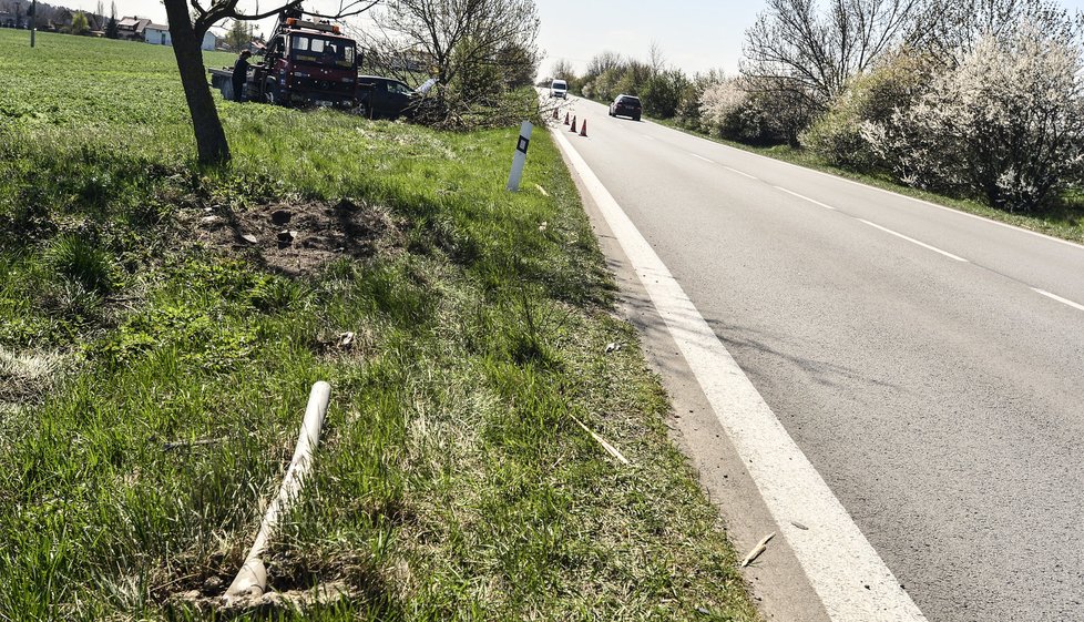 Řidič vybržďoval ženu v audi, ta s vozem vylétla ze silnice.