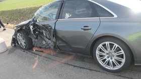 Audi odneslo náraz poničeným bokem, řidič vystoupil kupodivu zcela nezraněný.