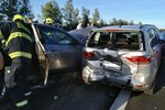 Pražští hasiči zasahují na dálnici D11 ve směru na Hradec Králové u nehody pěti vozidel.