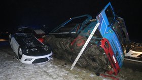 Opilý řidič převrátil mezi Mladou Boleslaví a Nymburkem kamion s novými auty.