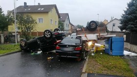 Po srážce dvou aut v Plzni skončily na hromadě tři vozy a kontejner.