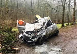 U vodní nádrže v Letovicích se po nezvládnuté zatáčce zřítilo z příkrého srázu zhruba 40 metrů pod úroveň silnice do lesa neovladatelné osobní auto.