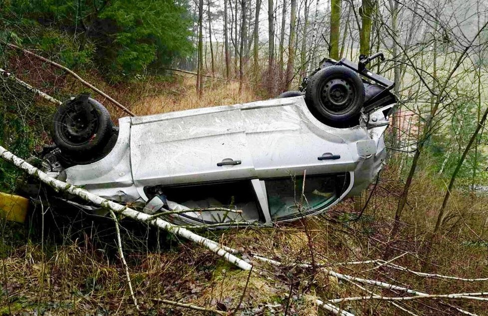 U vodní nádrže v Letovicích se po nezvládnuté zatáčce zřítilo z příkrého srázu zhruba 40 metrů pod úroveň silnice do lesa neovladatelné osobní auto.