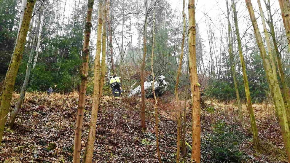 U vodní nádrže v Letovicích se po nezvládnuté zatáčce zřítilo z příkrého srázu zhruba 40 metrů pod úroveň silnice do lesa neovladatelné osobní auto.