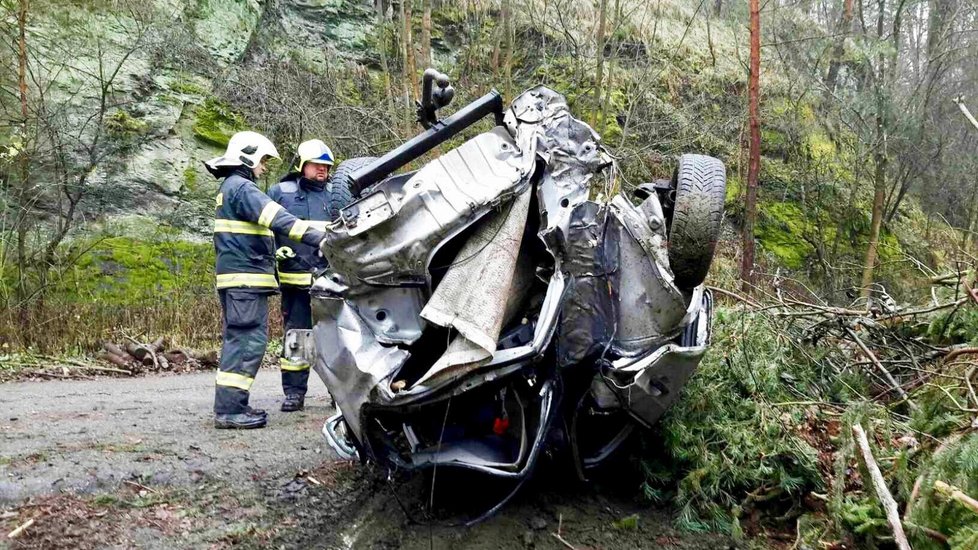 U vodní nádrže v Letovicích se po nezvládnuté zatáčce zřítilo z příkrého srázu zhruba 40 metrů pod úroveň silnice do lesa neovladatelné osobní auto.