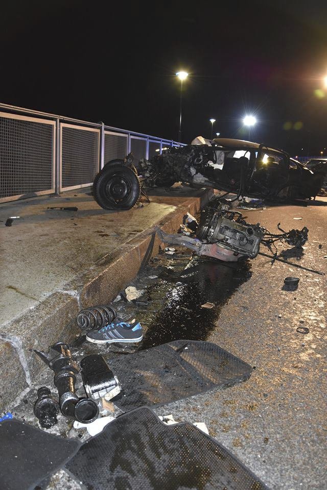 Trosky automobilu byly při příjezdu hasičů rozesety po celé vozovce. Automobil zůstal naprosto zdemolovaný.