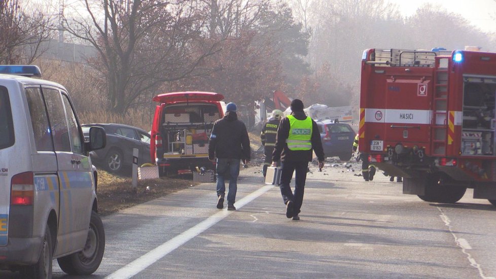 Tragická nehoda na Benešovsku: Při srážce tří aut zemřel jeden člověk.