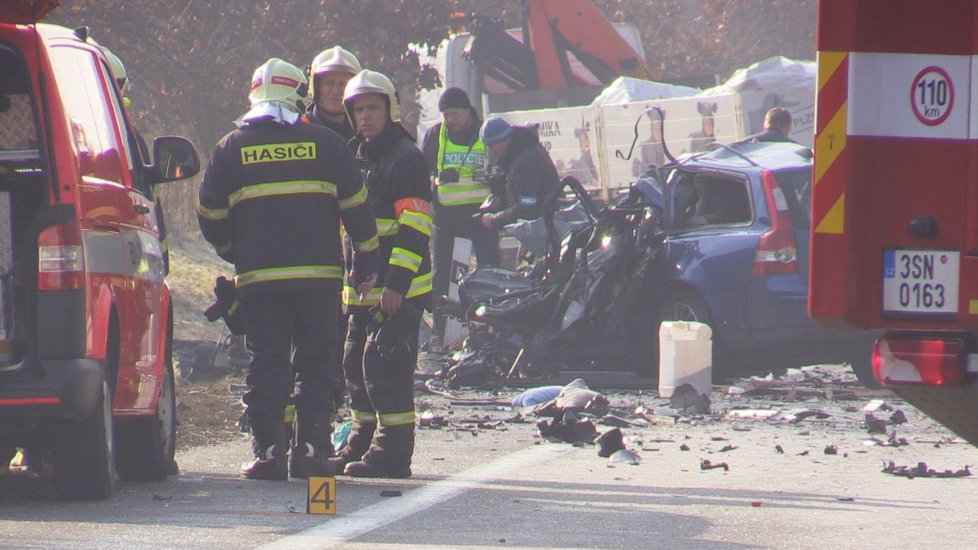 Tragická nehoda na Benešovsku: Při srážce tří aut zemřel jeden člověk.