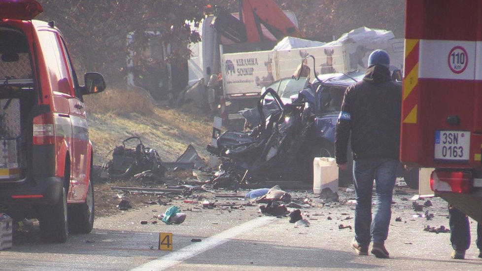Tragická nehoda na Benešovsku: Při srážce tří aut zemřel jeden člověk.