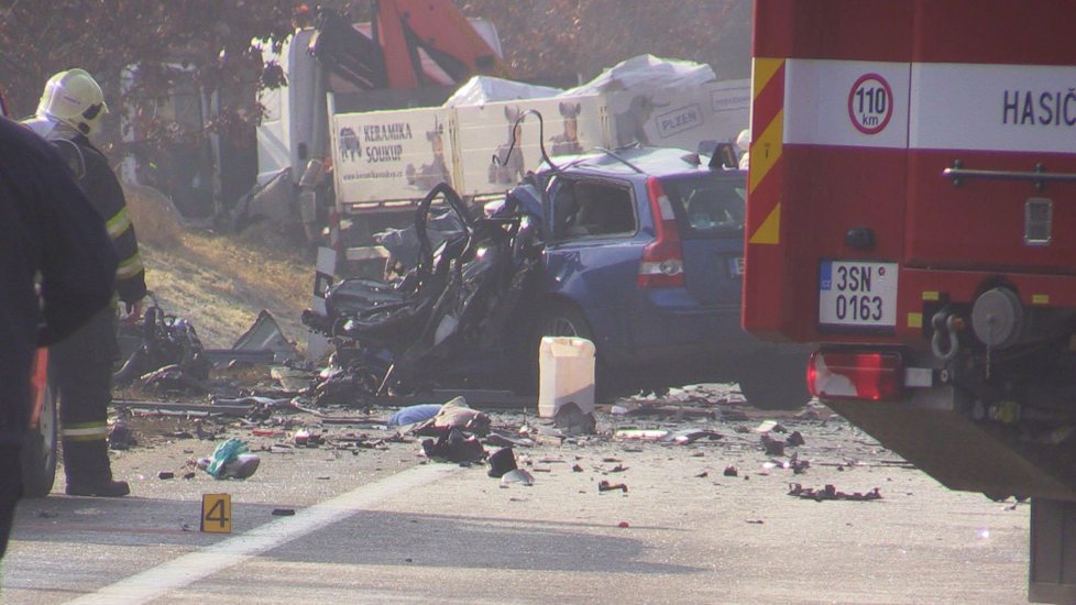 Tragická nehoda na Benešovsku: Při srážce tří aut zemřel jeden člověk.