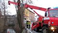 Bílého favorita, s nímž opilý řidič spadl do řeky Svitavy, tahali hasiči zpět na silnici jeřábem.