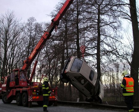 Bílého favorita, s nímž opilý řidič spadl do řeky Svitavy, tahali hasiči zpět na silnici jeřábem.