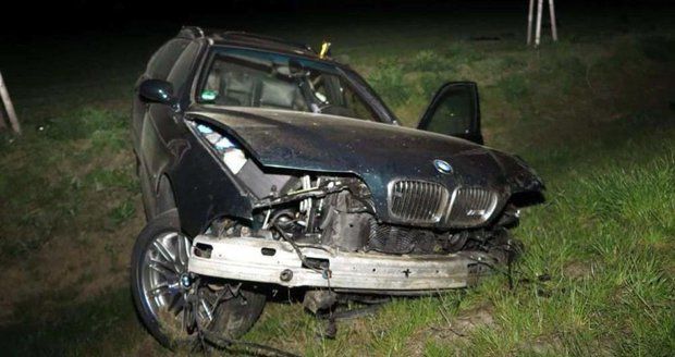 Mladík na Uherskohradišťsku převrátil BMW a vypadl z něj. V nemocnici zemřel