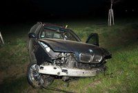 Mladík na Uherskohradišťsku převrátil BMW a vypadl z něj. V nemocnici zemřel