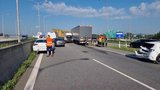 Nejprve do sebe vrazily dvě auta, v koloně pak i další: Nehoda ochromila dálnici u Brna