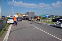 Nejprve do sebe vrazily dvě auta, v koloně pak i další: Nehoda ochromila dálnici u Brna