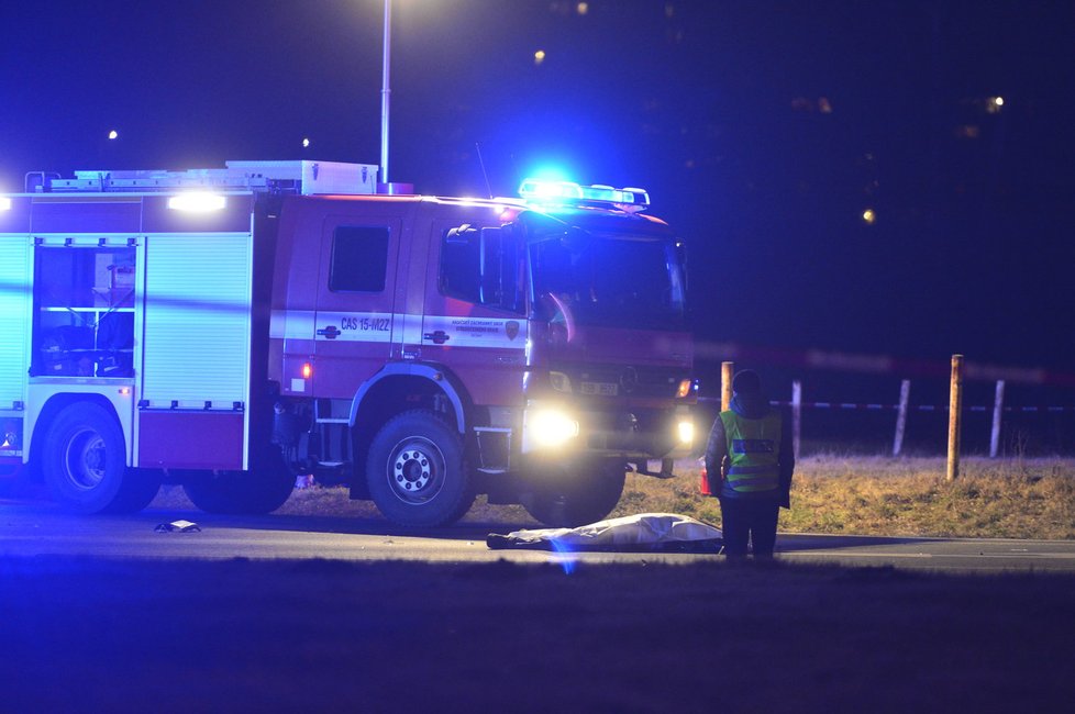 Auto u Českého Brodu srazilo dva chodce: Oba zraněním podlehli