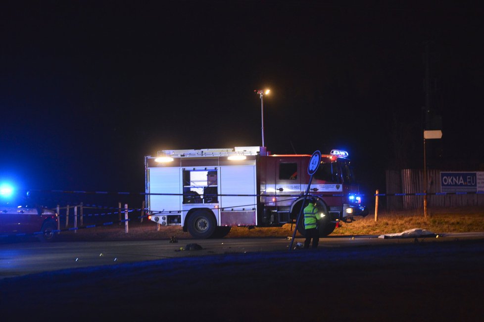 Auto u Českého Brodu srazilo dva chodce: Oba zraněním podlehli