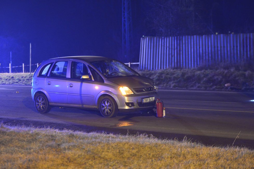 Auto u Českého Brodu srazilo dva chodce: Oba zraněním podlehli