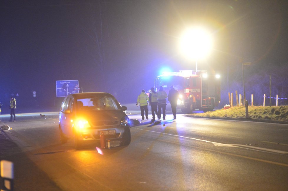 Auto u Českého Brodu srazilo dva chodce: Oba zraněním podlehli