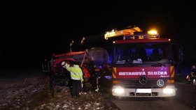 Po nehodě s cisternou na Kroměřížsku z osobáku nic nezbylo: Řidič nepřežil.