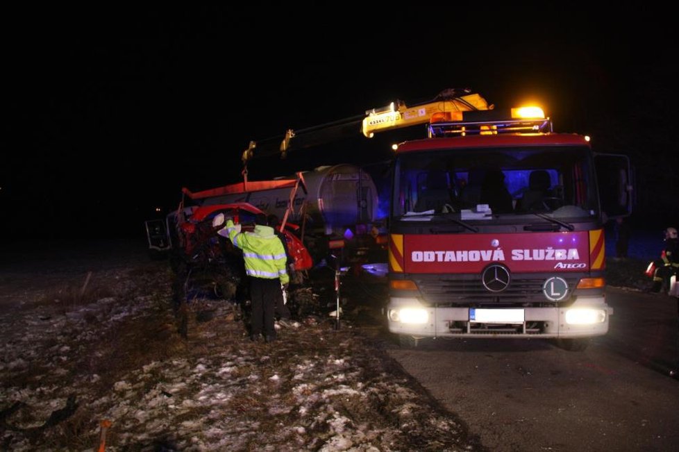 Po nehodě s cisternou na Kroměřížsku z osobáku nic nezbylo: Řidič nepřežil.