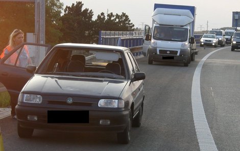 Škodovka neměla přední sklo, a jakmile otevřel zadní dveře, komínovým efektem se autem prohnal tak silný poryv větru, že mladíka doslova »vyrazil« z auta ven!