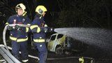 Noční nehoda v Dejvicích: Auto skončilo mimo silnici a začalo hořet