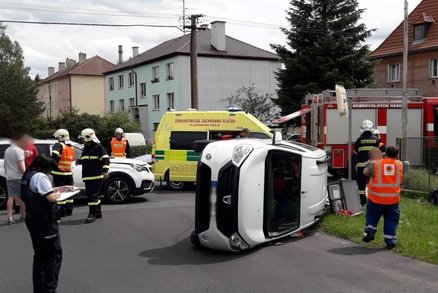 Nedala přednost a nabořila peugeot: Auto obrátila na střechu, vezla v něm dvě malé děti