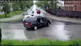Hrůzostrašné video: Chlapeček (4) vypadl z auta za jízdy! Smrti unikl o vlásek.