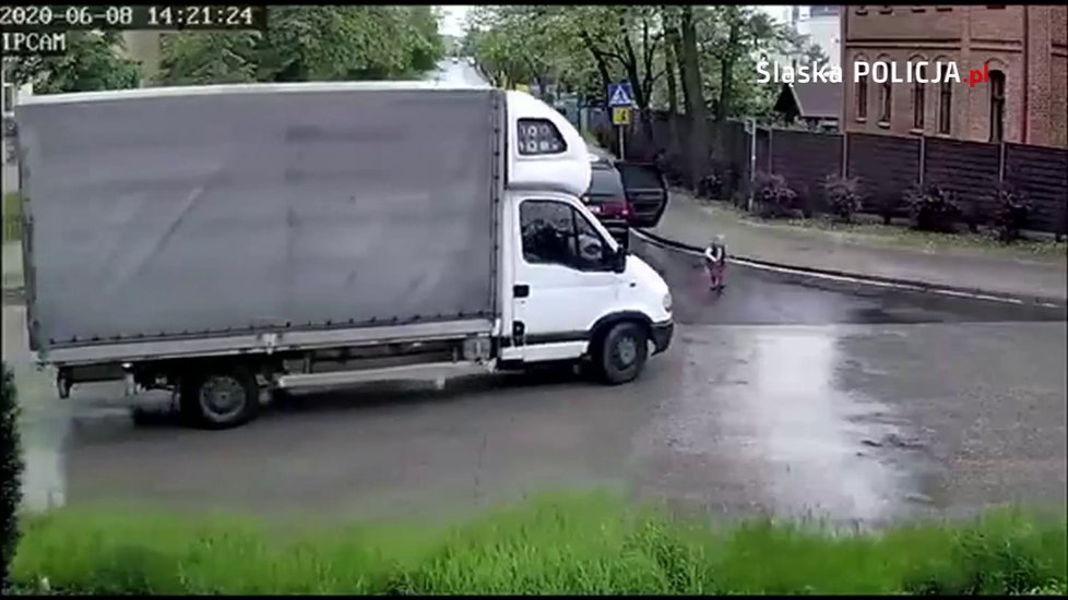 Hrůzostrašné video: Chlapeček (4) vypadl z auta za jízdy! Smrti unikl o vlásek.