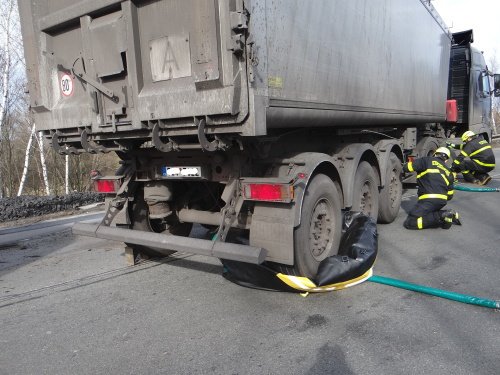 Při vyprošťování převráceného náklaďáku hasiči poprvé použili nafukovací vaky.