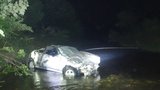 Mladík za volantem u Otrokovic prorazil zábradlí a spadl do řeky: Nadýchal 2,28 promile